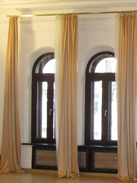 Пулестойкое арочное окно с открываемыми створками в помещении с повышенными требованиями к дизайну.